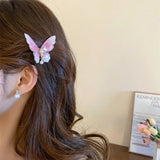 Barrette cheveux rose poudré portée dans les cheveux d’une femme