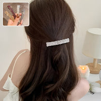 Barrette cheveux CrystalMuse décorée de strass fixant une demi-queue féminine.