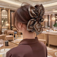 Pince cheveux BandBow apportant un style bandana chic à une coiffure relevée.