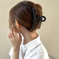 Pince cheveux – coiffure soignée avec accessoire noir