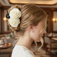 Pince cheveux DoubleRose Couture en blanc ivoire sublimant une coiffure féminine sophistiquée.