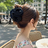 Pince cheveux DoubleRose Couture fixant avec élégance un chignon structuré d'une femme.