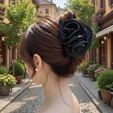 Pince cheveux DoubleRose Couture en noir apportant du volume à un chignon élégant.