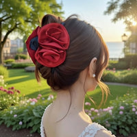Pince cheveux DoubleRose Couture mettant en valeur des pétales floraux volumineux.