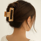 Pince cheveux Élise Soft Hold marron portée sur une coiffure de femme, maintenant les cheveux bien rangés avec un maintien doux et confortable