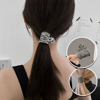Pince cheveux MetalTwist ornée d’un anneau décoratif sur une coiffure élégante.
