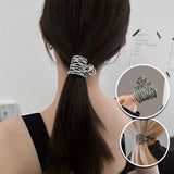 Pince cheveux MetalTwist ornée d’un anneau décoratif sur une coiffure élégante.