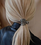 Pince cheveux MetalTwist maintenant un chignon bas structuré et moderne.