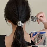 Pince cheveux MetalTwist fixant une coiffure moderne avec une finition métallisée brillante.