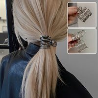 Pince cheveux MetalTwist sublimant un look chic urbain sur cheveux blonds.