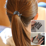 Pince cheveux MetalTwist structurant une queue de cheval féminine avec un design spiral métallique.
