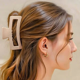Pince cheveux PowerClip 13 assurant le maintien d’un chignon épais.