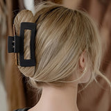 Pince cheveux PowerClip 13 fixant une coiffure arrière structurée sur cheveux blonds.