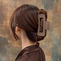 Pince cheveux PowerClip 13 retenant des cheveux enroulés avec une tenue ferme.