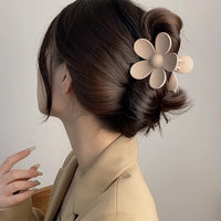 Pince cheveux au design minimaliste maintenant une coiffure sophistiquée sans glisser.