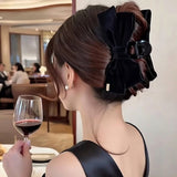 Pince cheveux VelourGrip en velours fixant un chignon haut d'une femme au restaurant. 