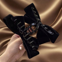 Pince cheveux VelourGrip montrant le système de fixation en velours noir presenté en gros plan.
