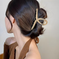 Pince cheveux – vue latérale sur coiffure chic et minimaliste