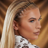 Serre tete ZigWave structurant les cheveux d’une femme vers l’arrière avec un effet zigzag discret.