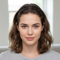 Serre tete en métal noir maintenant les cheveux d’une femme avec un maintien structuré.