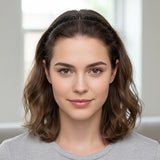 Serre tete en métal noir maintenant les cheveux d’une femme avec un maintien structuré.