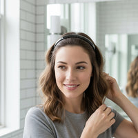 Serre tete – femme se préparant devant un miroir avec les cheveux maintenus