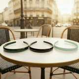 Serre tete – lot de trois serre-tetes posés sur une table dans un cafe dans une ambiance urbaine parisienne