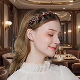 Serre tete avec système de fixation intégré porté sur coiffure élégante d'une femme.
