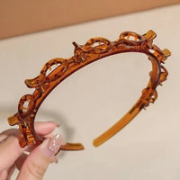 Serre tete MultiSculpt marron montrant le système multi-pinces en gros plan. 
