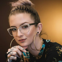 Serre tete ZigWave apportant une touche graphique à une coiffure urbaine moderne.