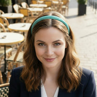 Femme souriante portant un serre tete en couleur turquoise sur cheveux longs