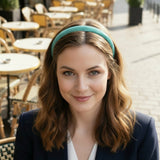 Femme souriante portant un serre tete en couleur turquoise sur cheveux longs