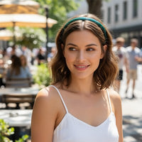 Serre-tête élégant porté comme accessoire de mode urbaine sur les cheveux longs d'une femme moderne
