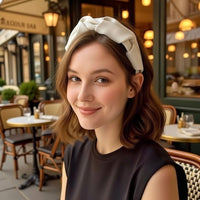 Serre tete UrbanTwist blanc cassé porté par une femme sublimant une coiffure naturelle.