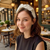 Serre tete UrbanTwist blanc cassé porté par une femme sublimant une coiffure naturelle.