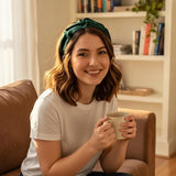 erre tete UrbanTwist vert émeraude porté par une femme avec cheveux mi-longs rangés.