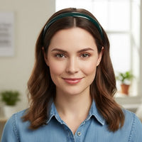 Serre tete en couleur vert foncé qui maintenir les cheveux d’une belle femme élégante en position portrait 
