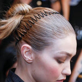 Serre tete ZigWave maintenant les cheveux d’une femme et dégage le visage avec élégance.